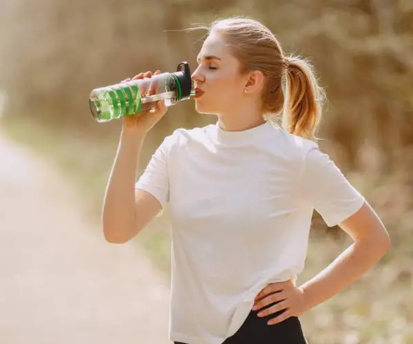 mujer bebiendo agua haciendo deporte summum spa