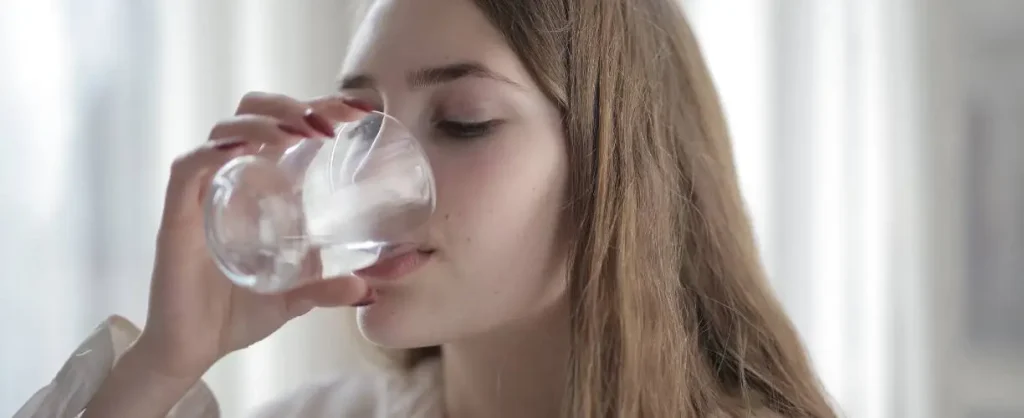 mujer bebiendo agua summum spa